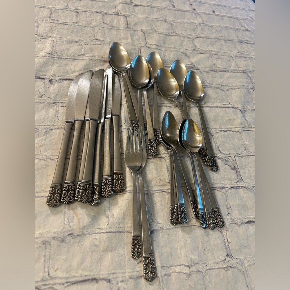 W.M DALTON STAINLESS JAPAN SILVER FLATWARE DECOR BOTTOMS (24) PIECES
